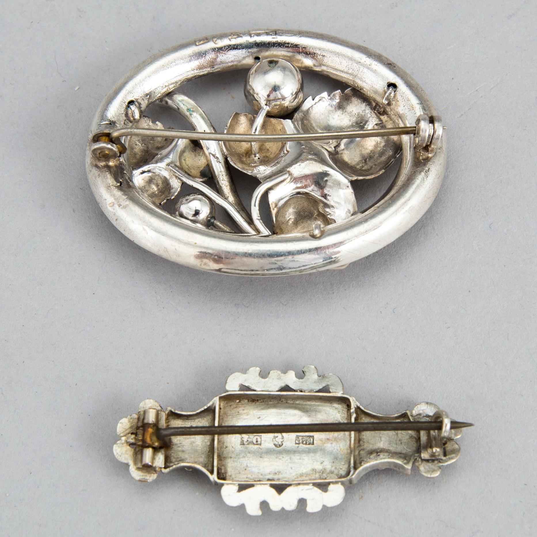 BROSCHER, silver, 2 st, C Thulin, Landskrona, 1844 samt LG Landgren, Enköping, 1867. Tot vikt 13 gram.
