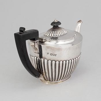An English late 19th century silver tea-pot, London 1898.