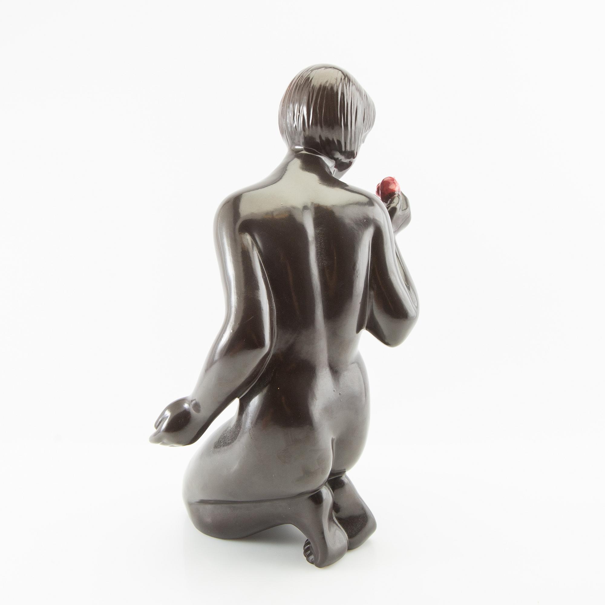 Dekorativ skulptur Sittande kvinna med ros Keramia Tjeckien 1900-talets mitt glaserad keramik.