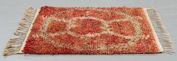 Ann-Mari Lindbom, gift Forsberg, matto, "Ann-Maris röda", knotted pile, ca 113-115 x 93-95 cm, signed AB MMF AML.