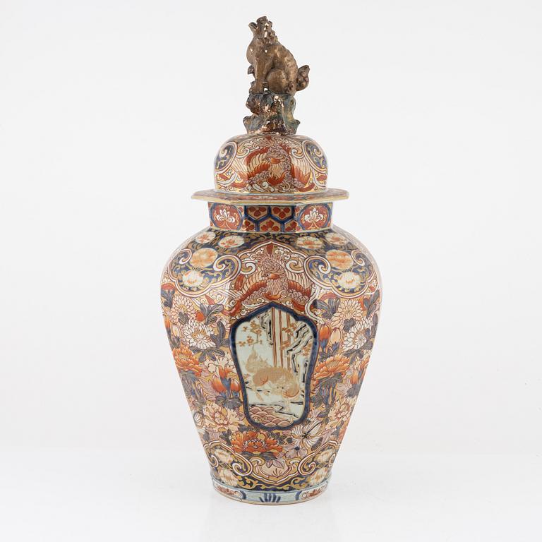 A lidded Imari urn, Japan, Meiji (1868-1912).
