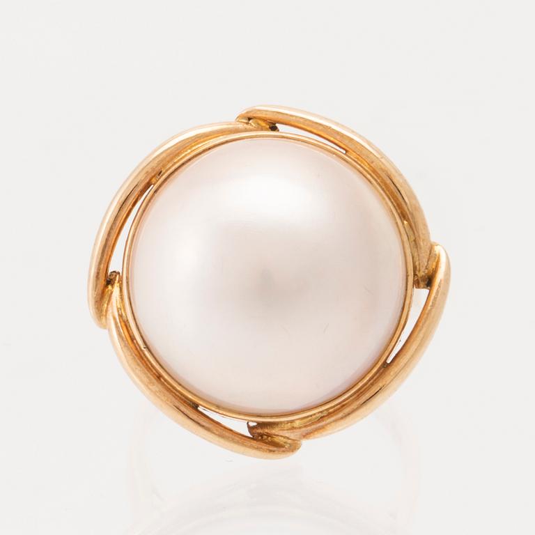 Ring 14K guld med en odlad mabépärla.