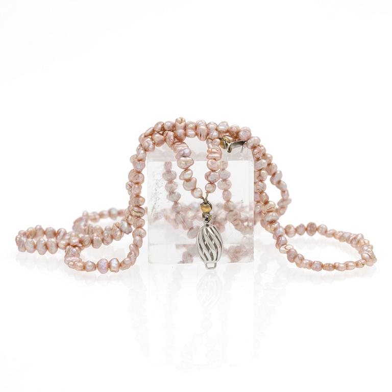 Necklace, 18K white gold and cultured freshwater pearls.