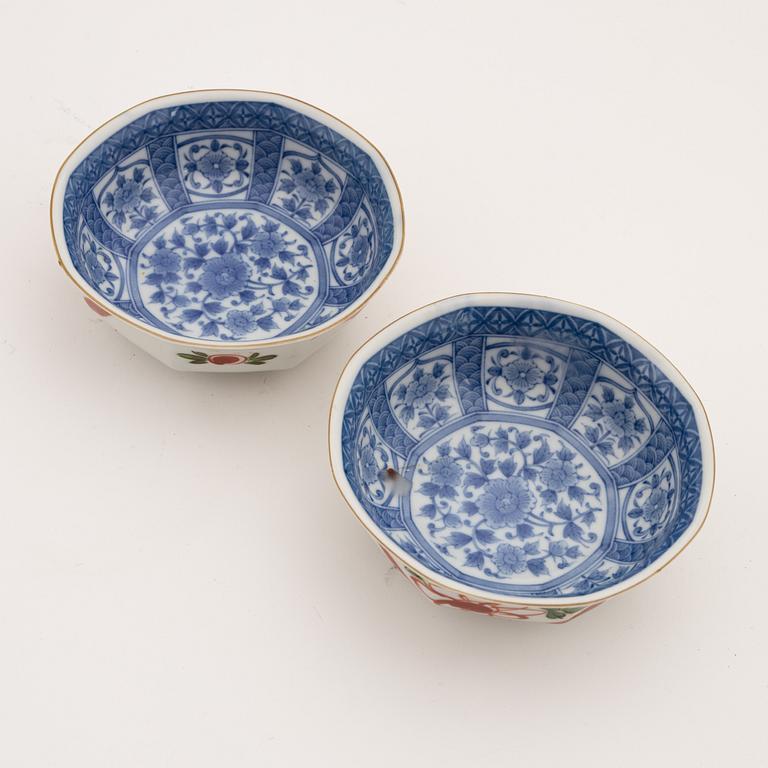 A set of five Japanese bowls (3+2), 20th Century.