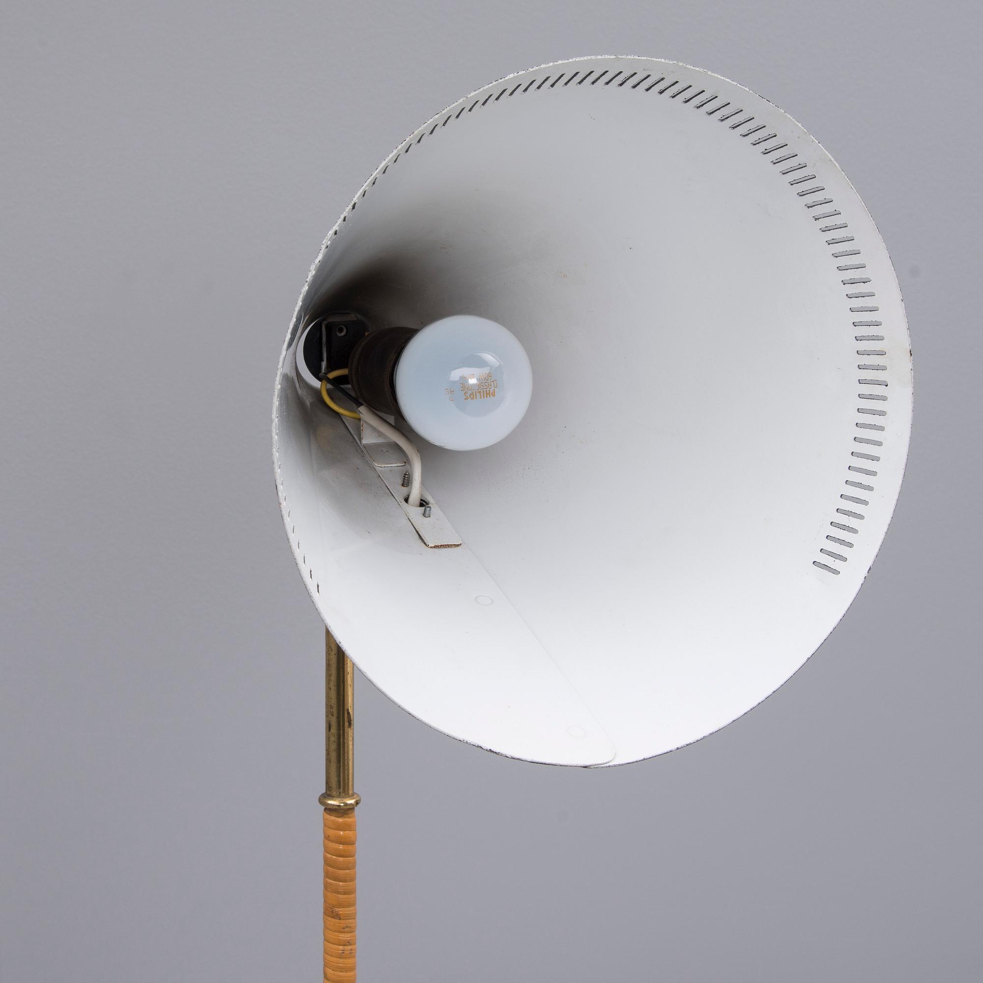 GOLVLAMPA, K10-10, Paavo Tynell, tillverkad av Idman. 1950-tal.