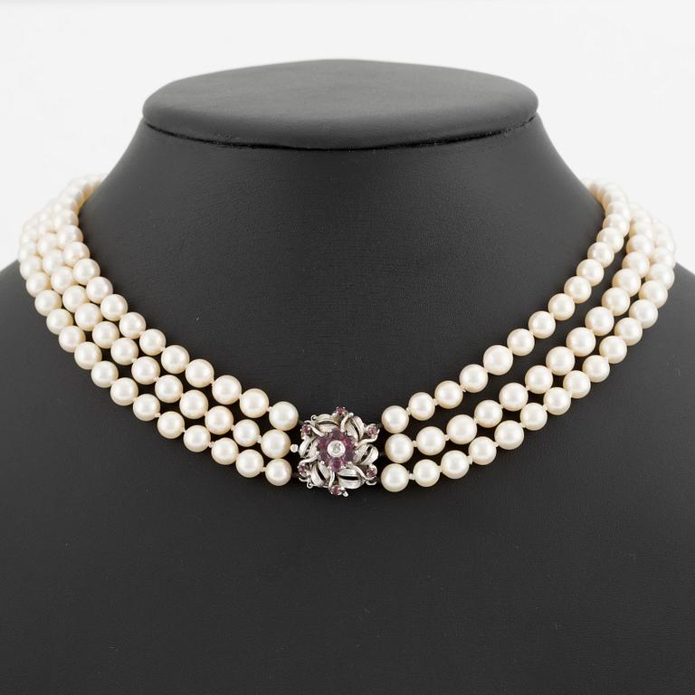 Collier, treradigt med odlade pärlor, lås 18K vitguld med rubiner och diamant.
