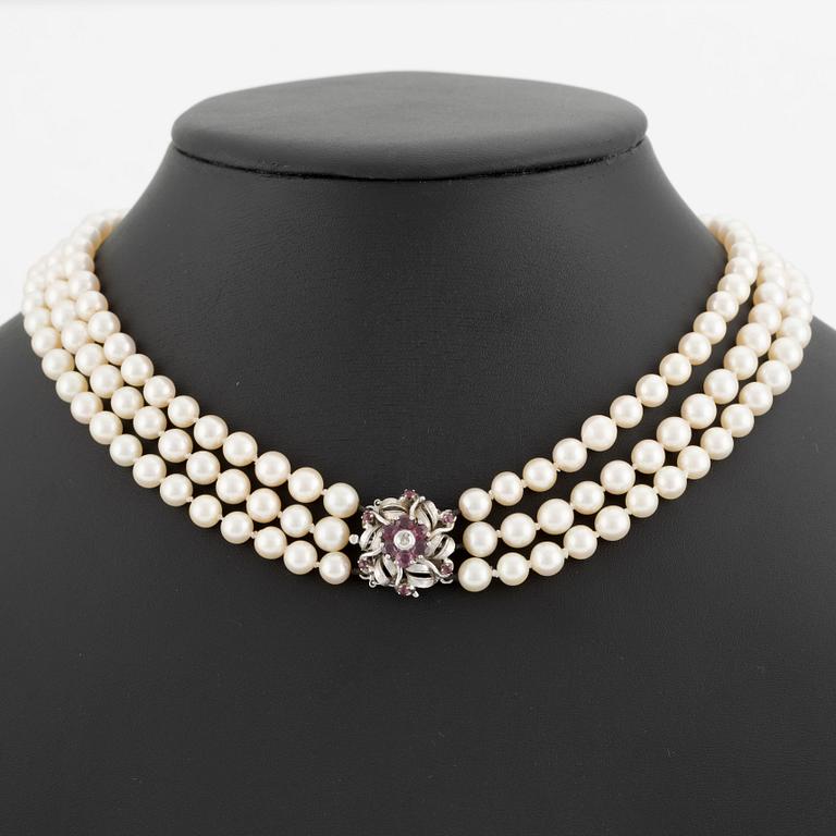 Necklace, three-strand with cultured pearls, clasp in 18K white gold with rubies and diamond.