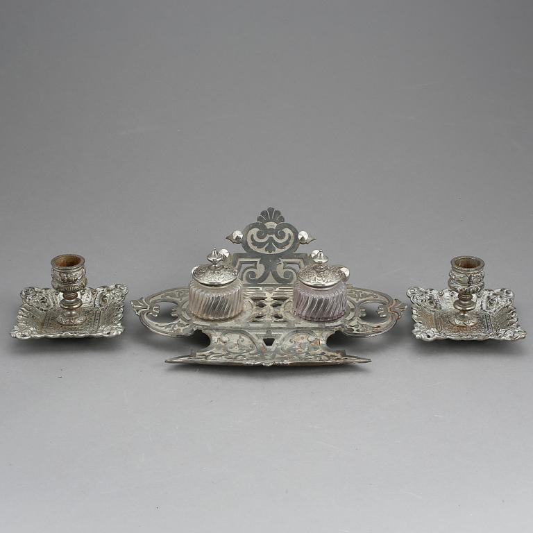 SKRIVBORDSUPPSATS, 3 delar, förnicklat gjutjärn, Jernbolaget Eskilstuna, tidigt 1900-tal.