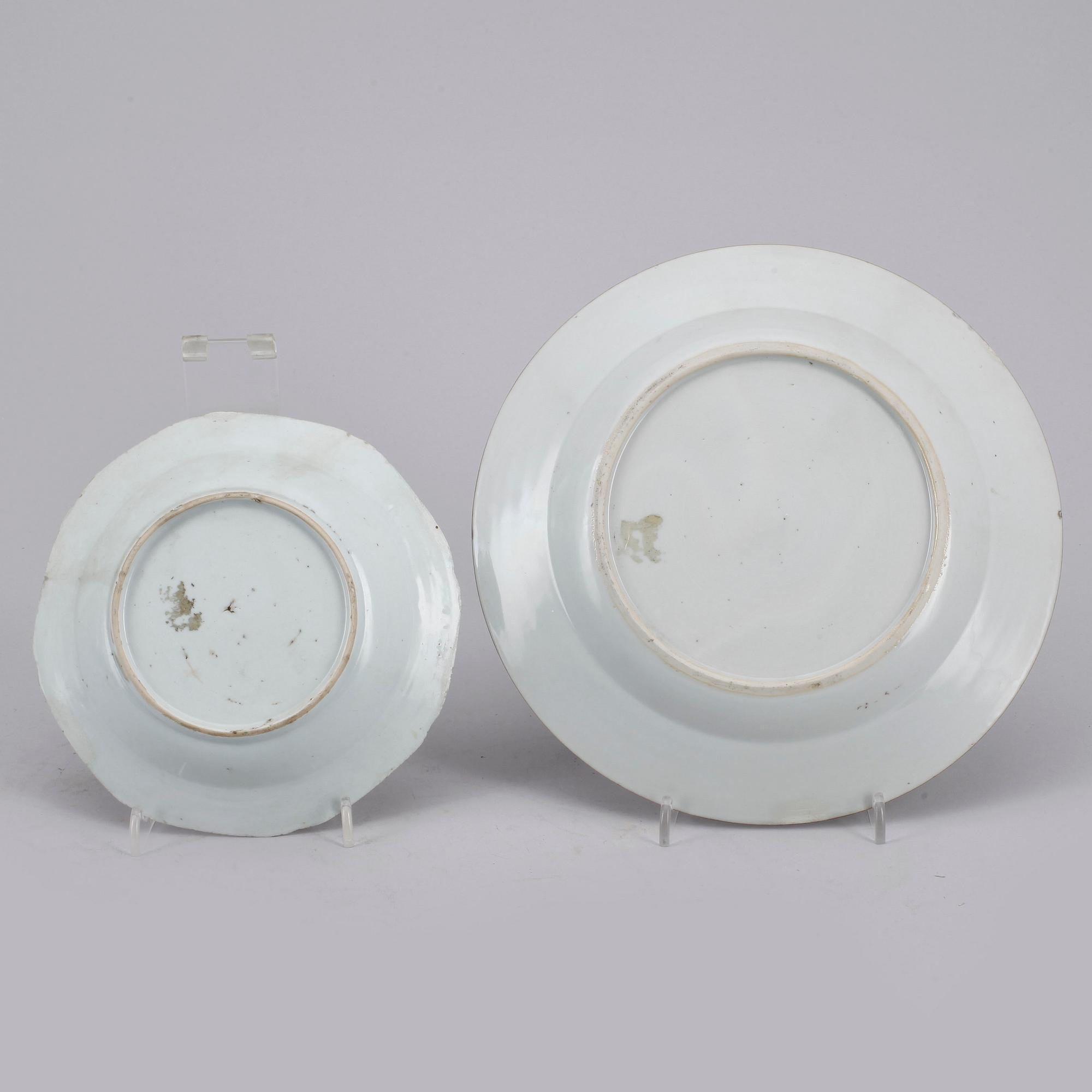 TALLRIK samt BÄRTALLRIK, porslin, Kina, Qing dynastin, Qianlong (1735-96).
