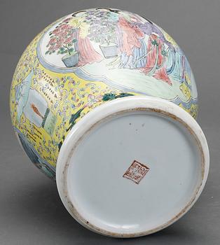 URNA, porslin. Kina, 1900-tal.