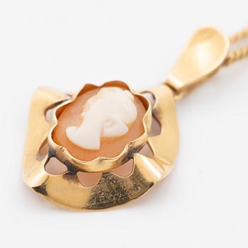 Hänge 18K guld med snäckskalscamé samt kedja, 18K guld.