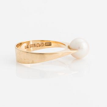Bracelet and ring, 18K gold with cultured pearls.