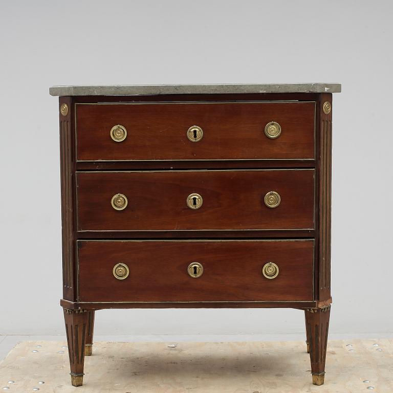 BYRÅ, sengustaviansk, omkring 1800.