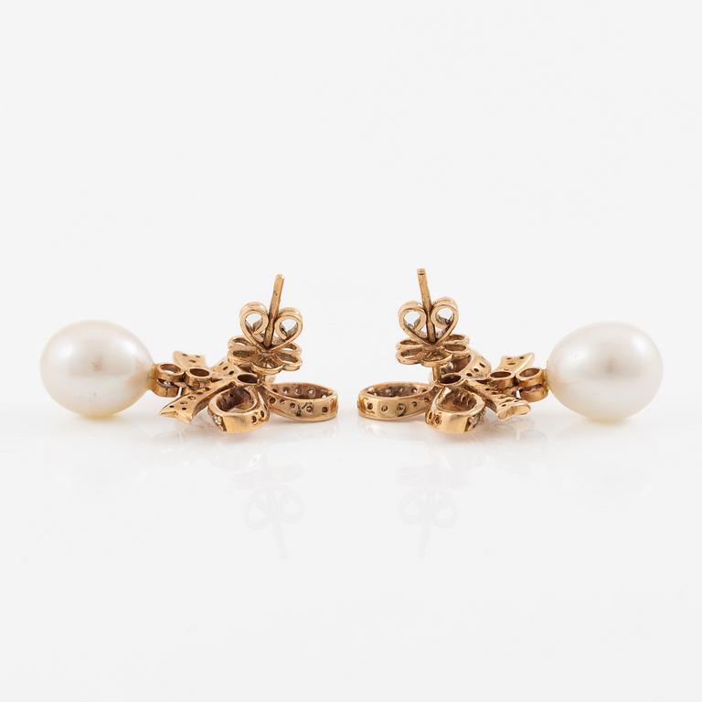 Earrings, a pair, 18K rose gold with cultured freshwater pearls and brilliant-cut diamonds.