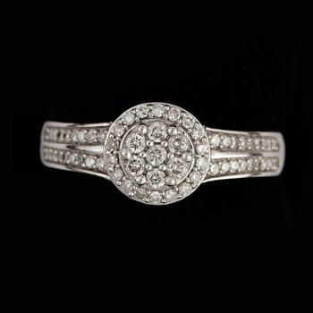 RING, 18k vitguld med briljantslipade diamanter, tot ca 0,35 ct. Vikt ca 3,3 gram.