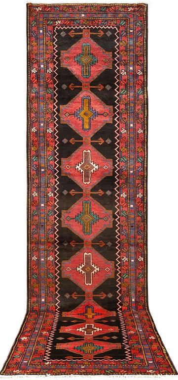 A Tabriz rug, approx. 448 x 114 cm.