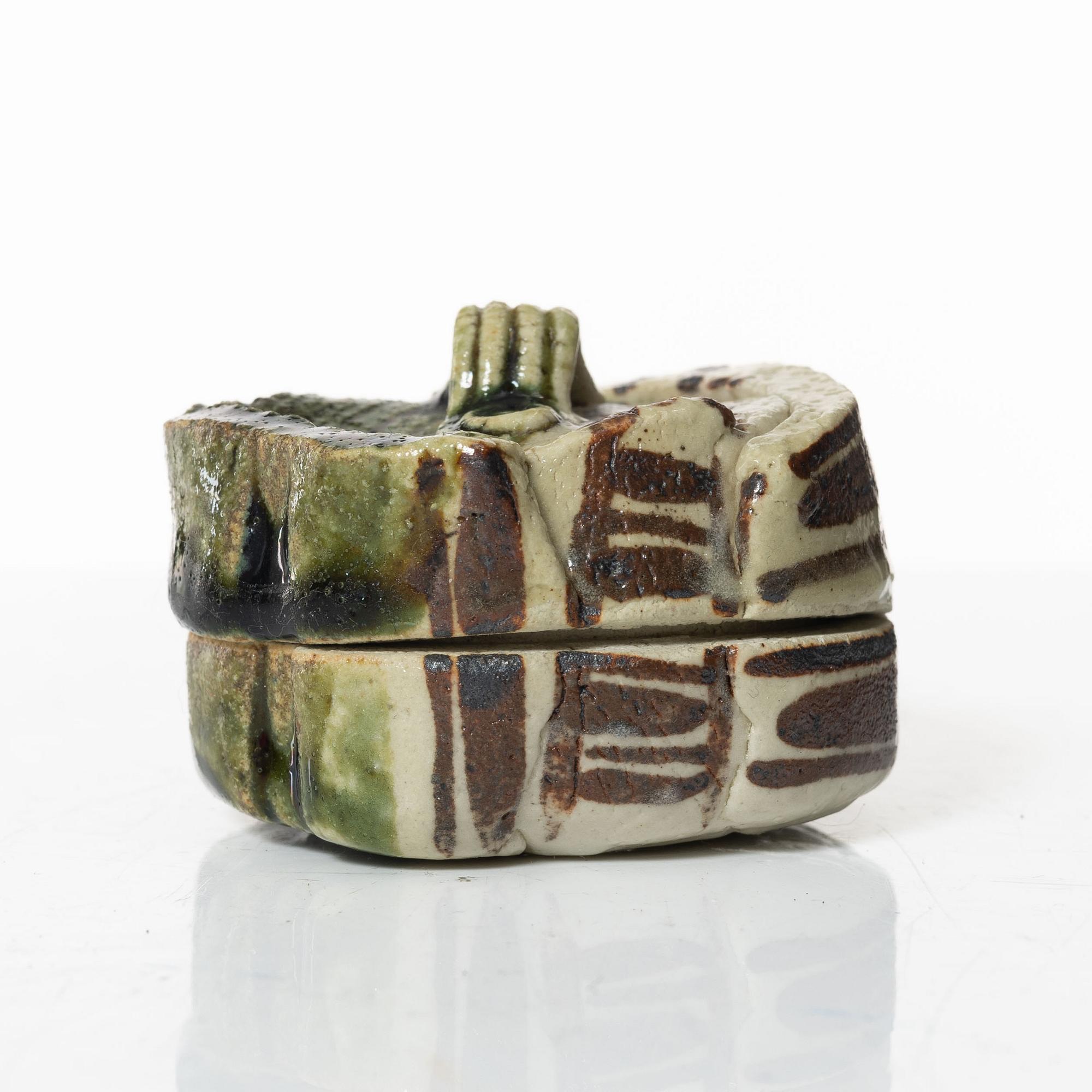 Dosa med lock, stengods, Japan, 1900-tal.