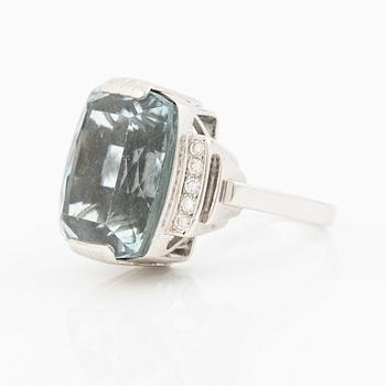 Cocktailring  18K vitguld med akvamarin och runda briljantslipade diamanter.