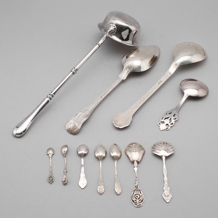 SAMLING SILVERSKEDAR OCH SLEV, 11 delar, 1800-/1900-tal. Vikt ca 470 gram.