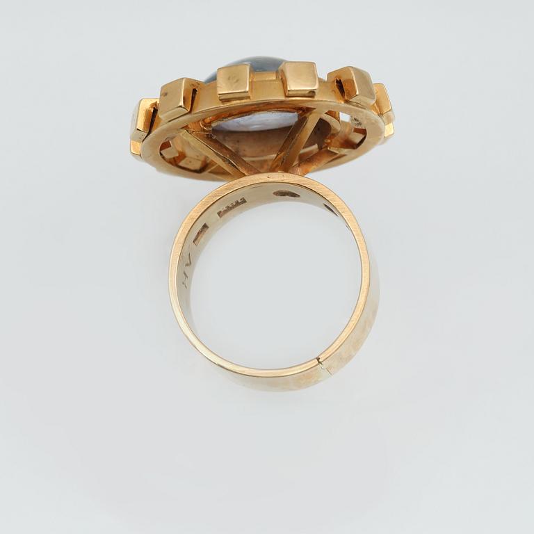 RING, 18K guld och cabochonslipad månsten, Anders Högberg, Göteborg, 1968. Vikt 15,7 gram.