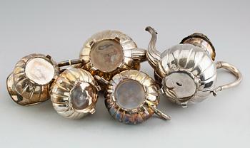 TE- OCH KAFFESERVIS, 5 delar, silver, 1900-talets första hälft. Vikt ca 2180 gram.