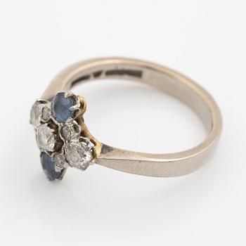 Ring, 18K white gold with sapphires and brilliant-cut diamonds.