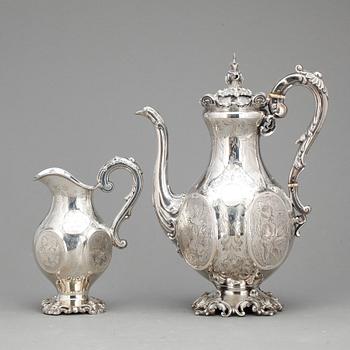 KAFFEKANNA och GRÄDDKANNA, silver, nyrokoko, bla G. Möllenborg, Stockholm 1864, vikt ca 1229 g.