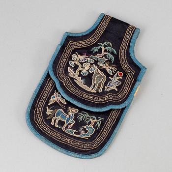 A cotton and silk purse, Qing dynasty.