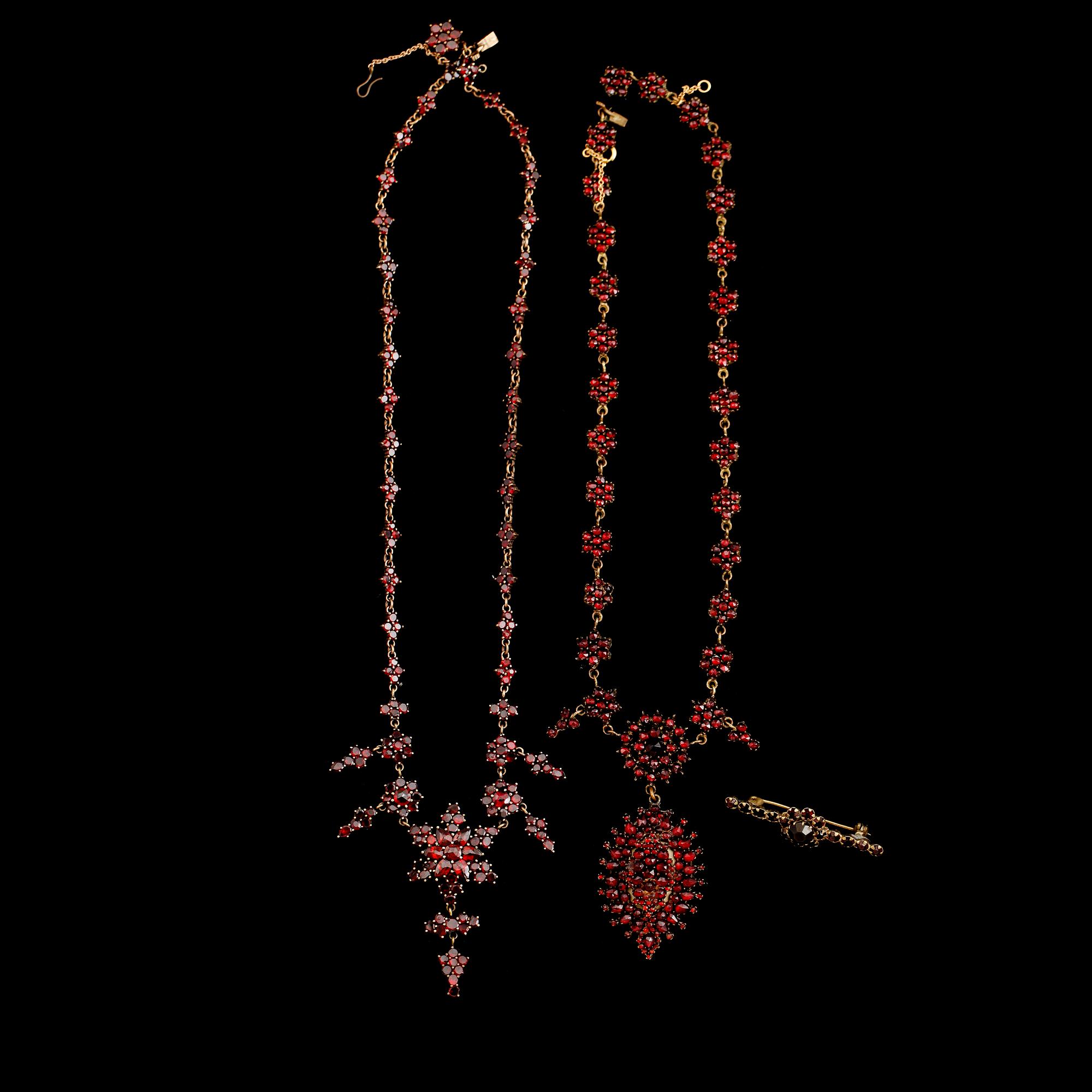 COLLIER, 2 st samt BROSCH, infattade med granater, tidigt 1900-tal.