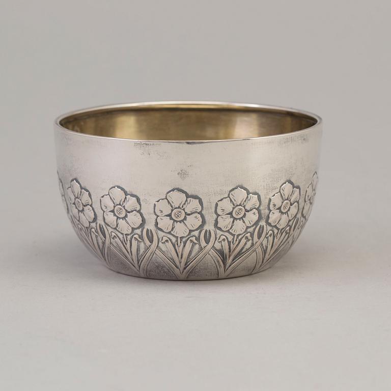 A Swedish Art Nouveau parcel-gilt bowl decorated with flowers, maker's mark Johan Fredrik Tynelius, Helsingborg, 1903.