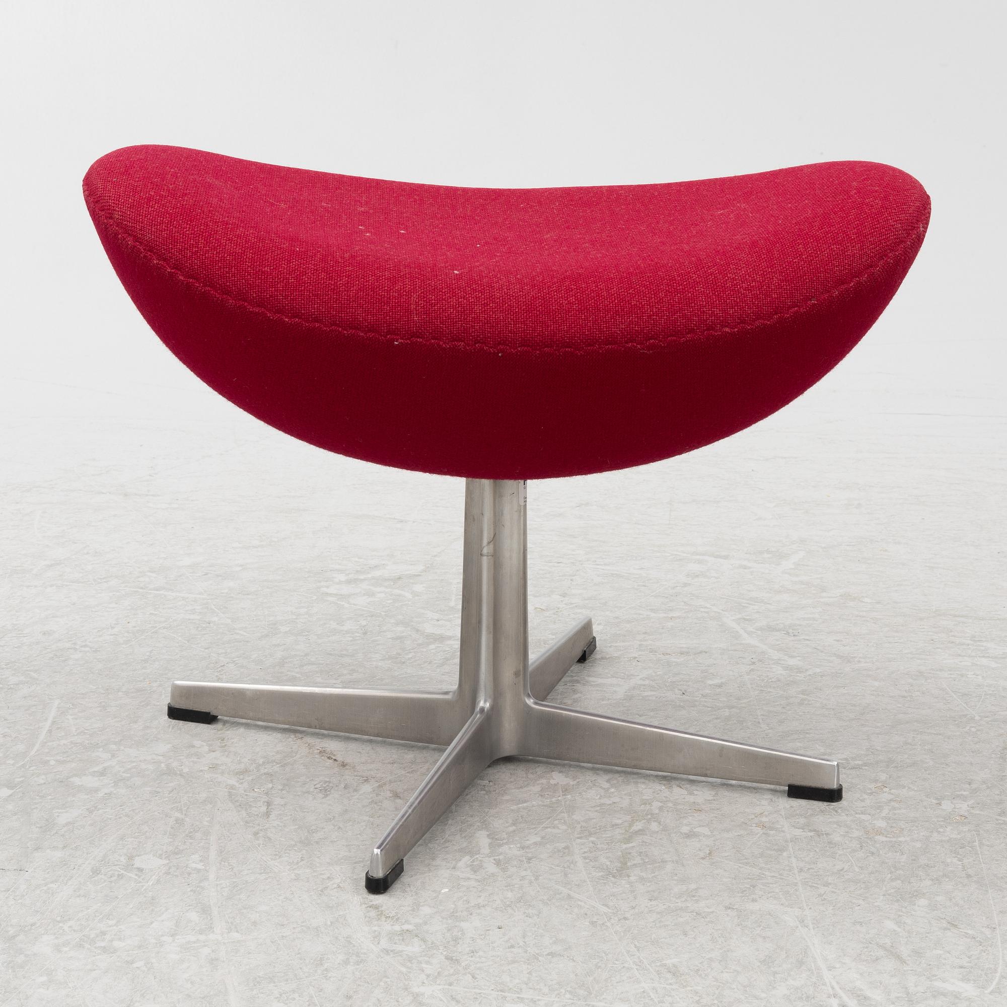 Arne Jacobsen, an armchair with footstool, "The Egg", Fritz Hansen, Danmark, 2000.