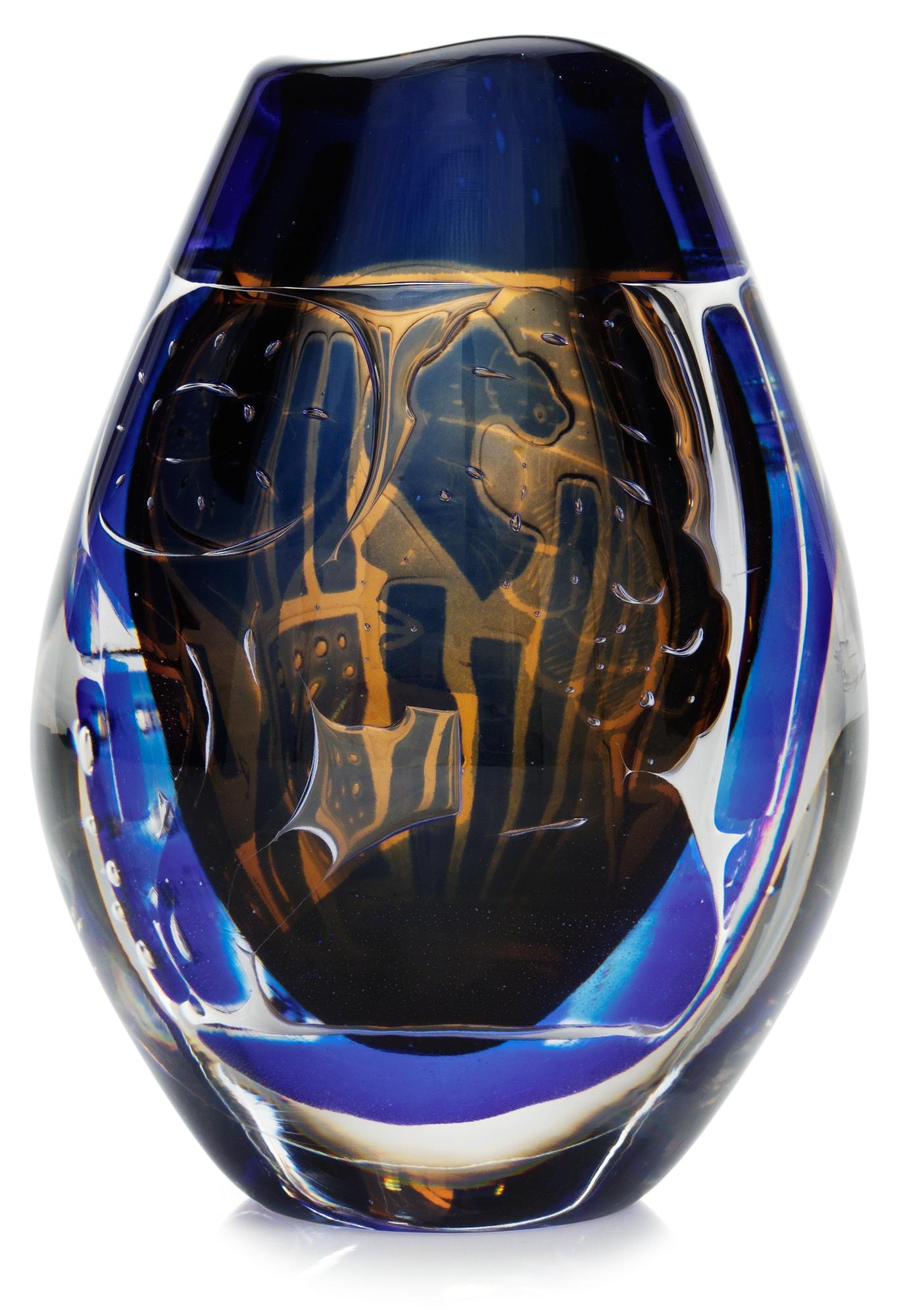 A Edvin Öhrström ariel glass vase, "Flickan och duvan", Orrefors 1972.