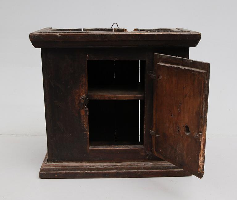 HÄNGSKÅP, allmoge, 1700-tal.