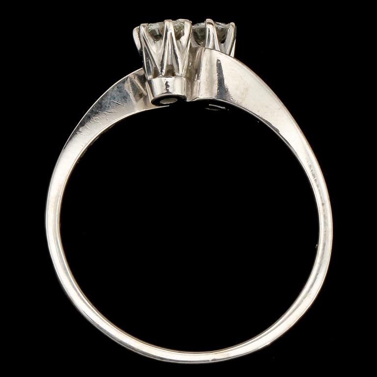 RING, 18k vitguld med 2 briljantslipade diamanter, tot 0.30 ct. Vikt 3 g.