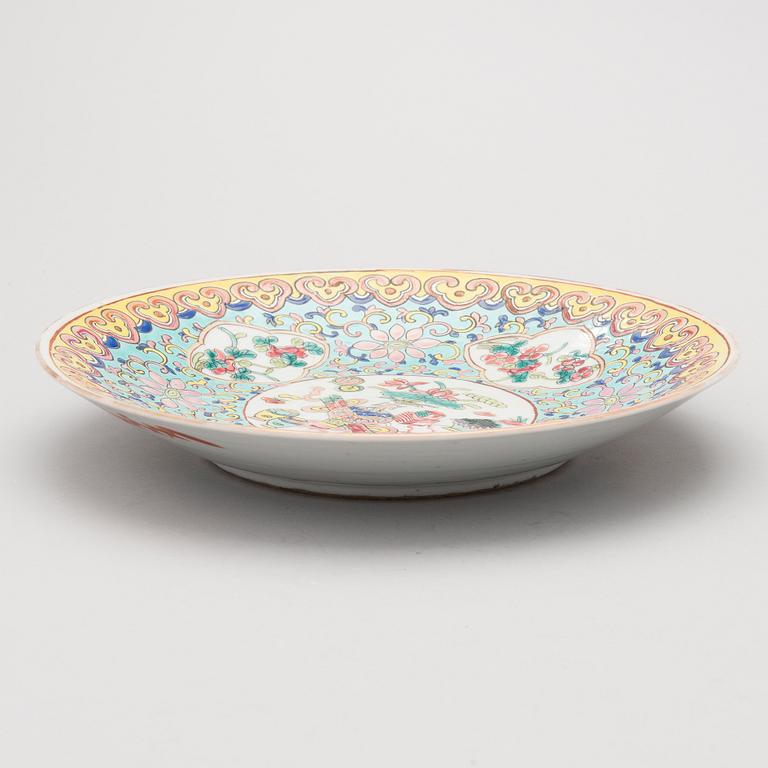 A Chinese porcelain dish from the latter half of the 19th century.