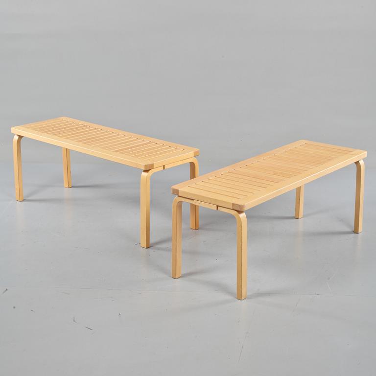 BÄNKAR, 2 st, "153A", Alvar Aalto, Artek, modellen formgiven 1945.