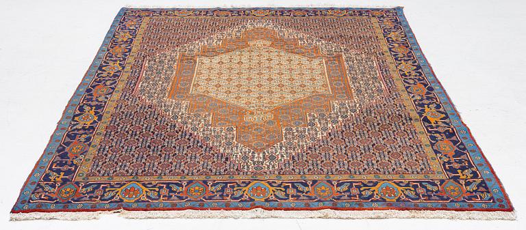A Senneh carpet approx. 305 x 196 cm.