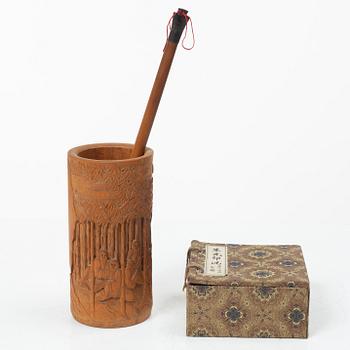 Penselställ med pensel samt ask med sigillvax, Kina, 1900-tal.