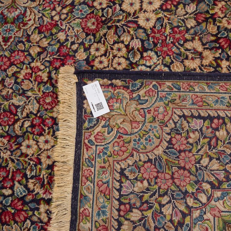 MATTA, old, Kirman, ca 340 x 246 cm.