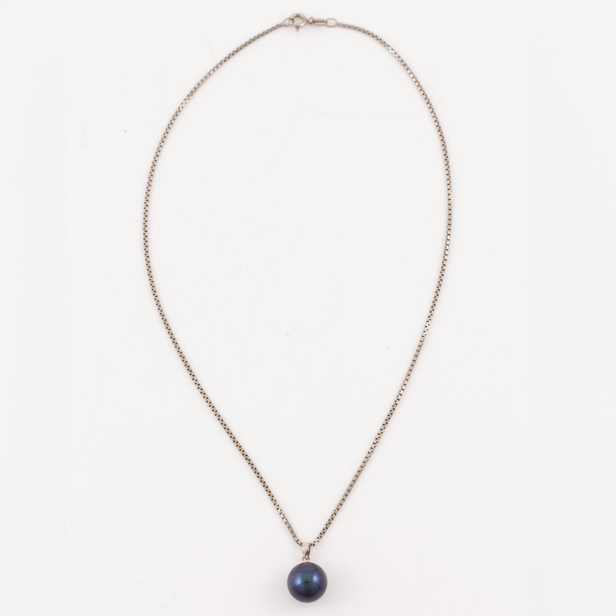 Necklace, 18K white gold with Tahitian pearl, chain silver.
