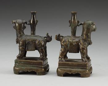 RÖKELSEHÅLLARE, ett par, brons. Tibet, troligen Ming dynastin (1368-1644).
