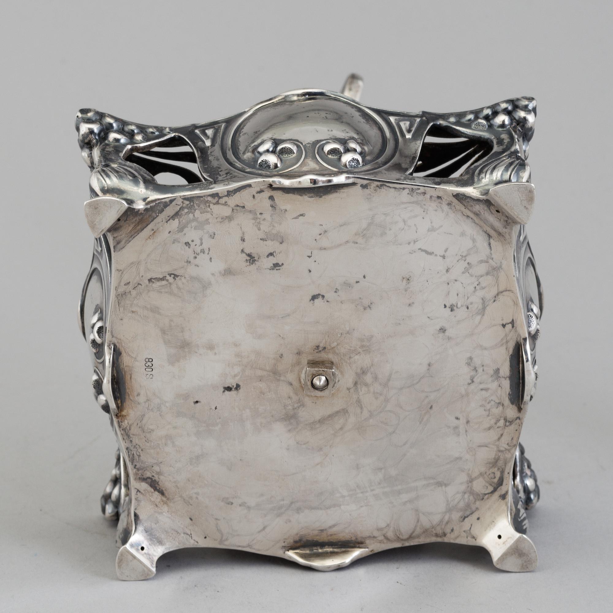 BORDSSURTOUT, silver 830/1000, för fyra behållare i glas, okänd mästare, jugend, tidigt 1900-tal.