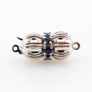 Lock for a collar in 18K white gold with round faceted sapphires.