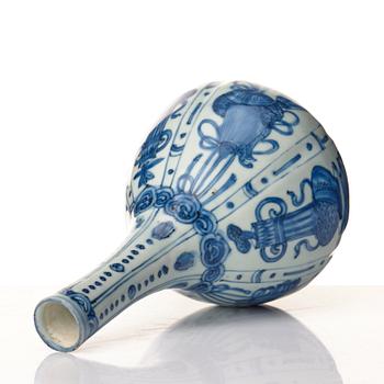 A blue and white vase, Ming dynasty, Wanli (1572-1612).