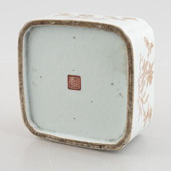 A Chinese porcelain bowl, late Qing dynasty.
