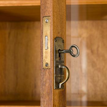 Vitrinskåp, tidigt 1900-tal.