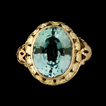 RING, 14k guld med blågrön troligen spinell, omkring 1900. Vikt 5,1g.