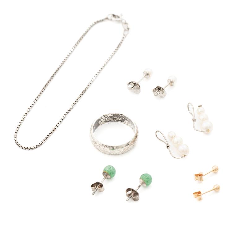 Four pairs of earrings, a silver ring and a silver bracelet chain.