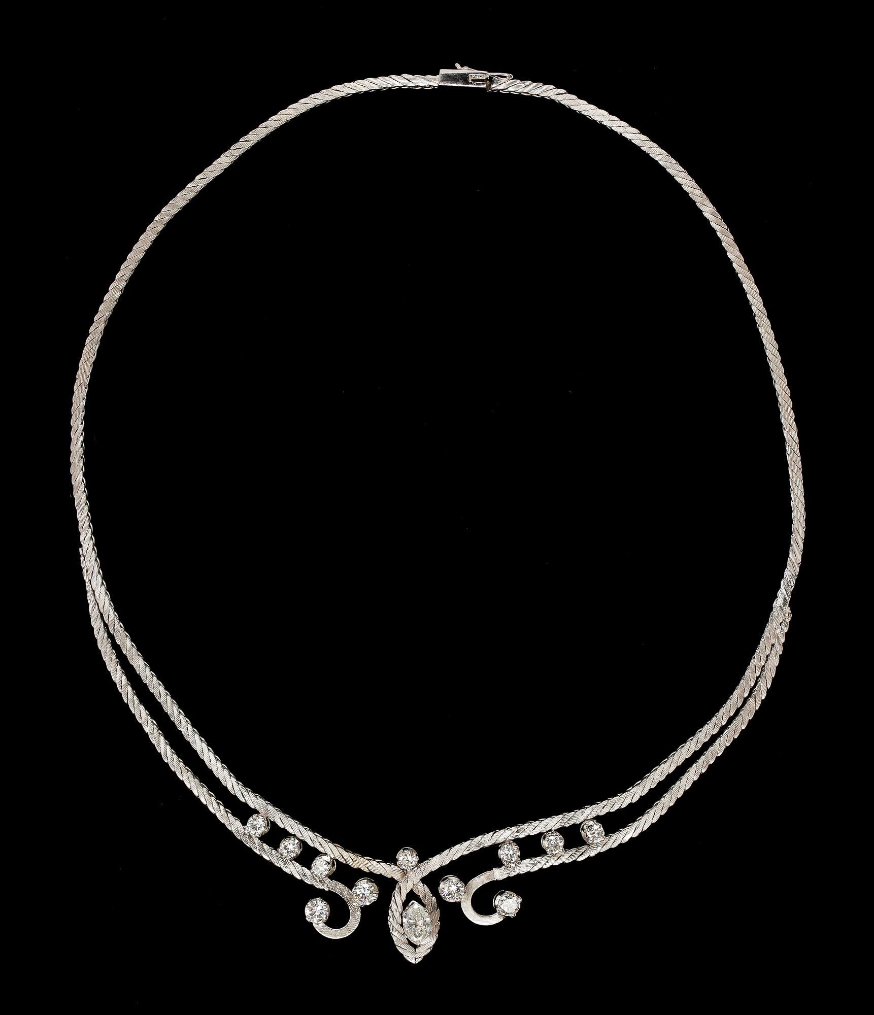 COLLIER, navettslipade diamanter, tot. ca 0.75 ct och briljanter ca 2 ct.  Ca G (Top Wesselton)/VS.