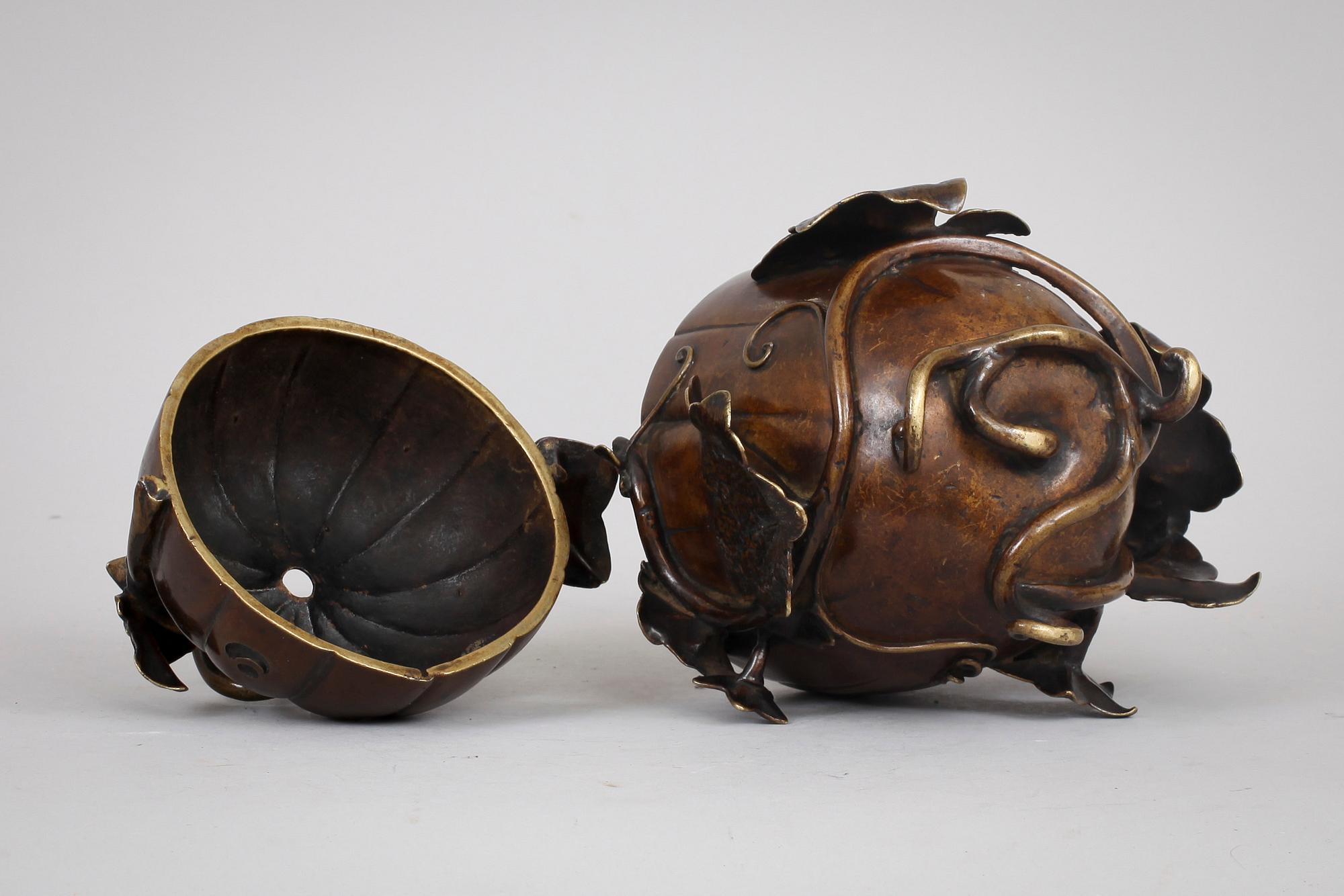 ASK med LOCK, brons, Japan. Omkring 1900.